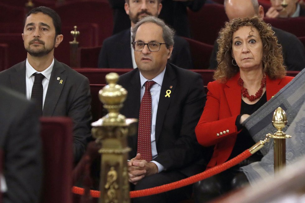 El presidente de la Generalitat, Quim Torra, en medio de dos de sus 'consellers', la de Justicia, Ester Capella, y el de Territorio, Damià Calvet. Los tres siguem la primera jornada desde el interior de la Sala de Plenos del Supremo. Ester Capella ha lamentado que este martes empieza un juicio por el proceso soberanista en el Tribunal Supremo "que no se debería celebrar, que responde a la represión del Estado, en el que se le hace decir al Código Penal lo que nunca ha querido decir".