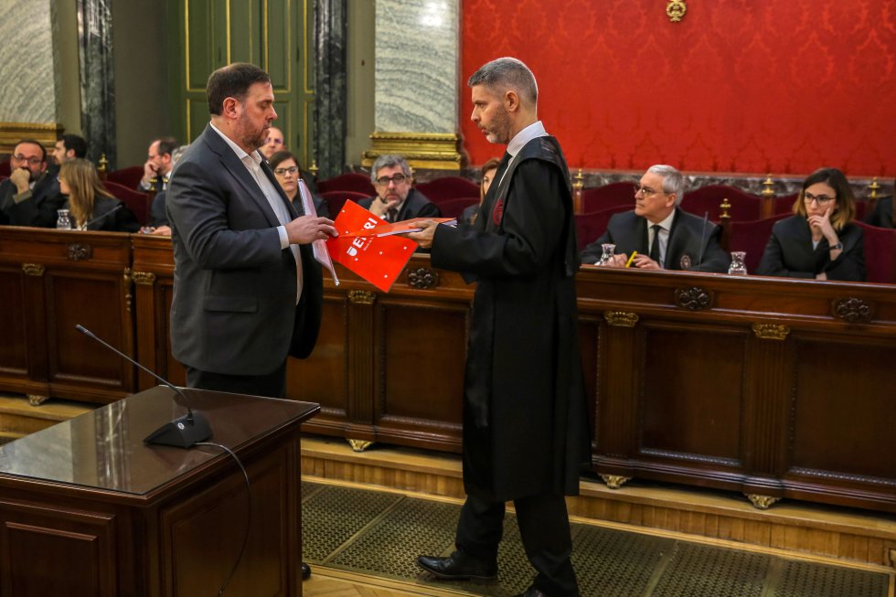 El abogado de Junqueras, Andreu van den Eynde, durante su intervención en la vista. Van den Eynde ha defendido que los actos juzgados se enmarcaron dentro del derecho de manifestación o de expresión. Ha recordado que la protesta contra las autoridades es un fundamento democrático y ha sostenido que “los catalanes” están “políticamente excluidos de determinadas decisiones”. “Esta causa atenta contra el derecho a protestar. No nos pongan las caceroladas, no nos pongan el lanzamiento de aviones de papel ni los canticos populares, eso es un atentado al derecho a la protesta”, ha afirmado. Van den Eynde afirma que los sucesos del 20 de septiembre, cuando una multitud trató de impedir la Operación Anubis contra el referéndum, “fue una protesta”.