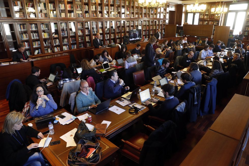 Numerosos periodistas siguen desde la sala de prensa instalada en la biblioteca del Tribunal Supremo el desarrollo del juicio del 'procés'.