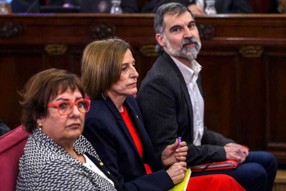 Jordi Cuixart, presidente de Òmnium Cultural, y Carmen Forcadell, expresidenta del Parlament, en el banquillo del Tribunal Supremo junto a Dolors Bassa y el resto de acusados al inicio del juicio del 'procés'. La organización independentista Òmnium Cultural ha distribuido 120.000 ejemplares de una publicación gratuita para difundir el mensaje de que el juicio supone una "vulneración de derechos fundamentales por parte del Estado español".