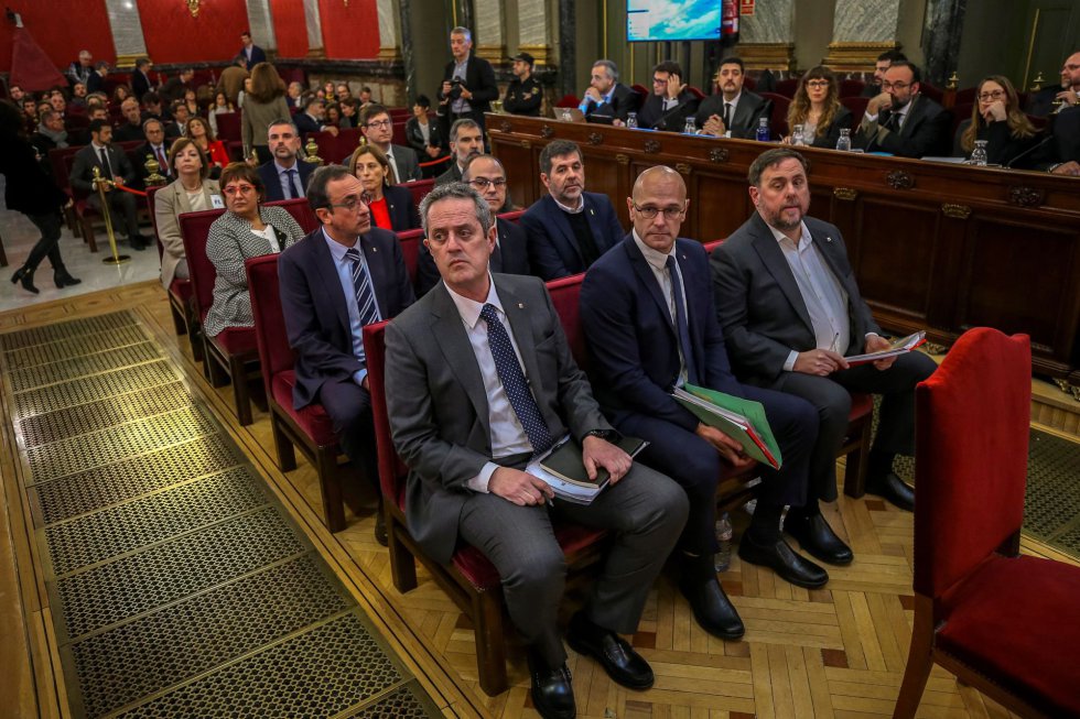 El presidente del Parlament, Roger Torrent, ha avisado este martes frente al Tribunal Supremo de que no dejarán de defender su postura independentista, que ha calificado de "conflicto político" que debe ser abordado "con democracia y política" y no con el Código Penal. 