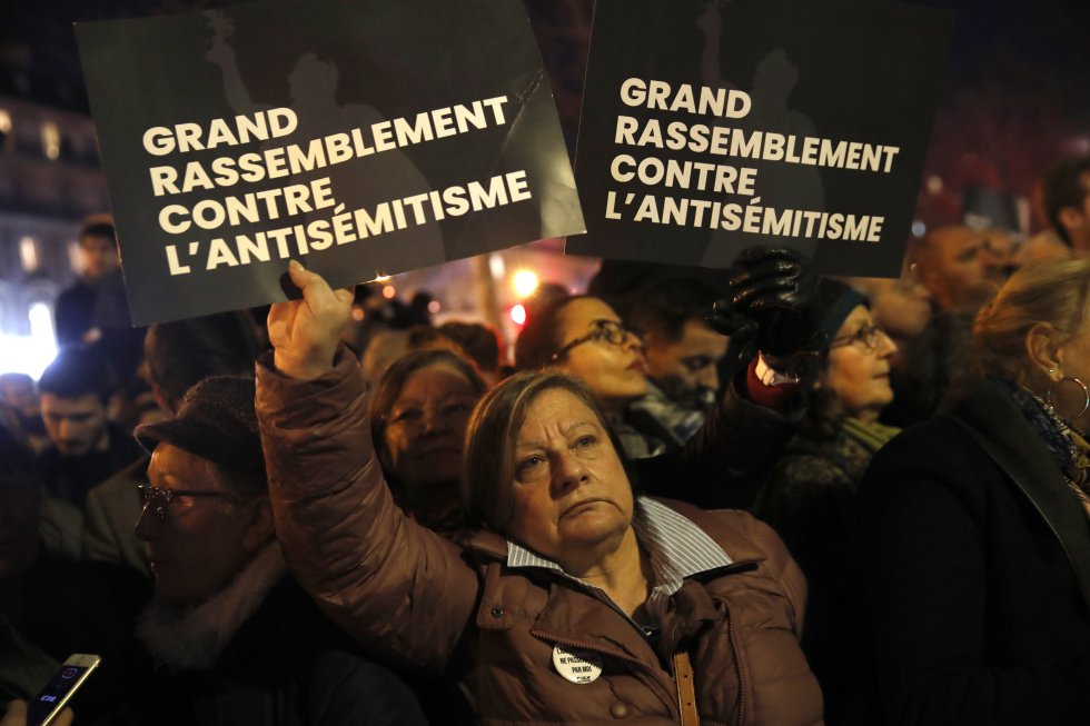 Francia se ha movilizado contra el antisemitismo en varias concentraciones que han tenido lugar el diferentes puntos del paÃs. En la imagen, una mujer muestra carteles de repulsa contra el antisemitismo durante la concentración en la Plaza de la República.