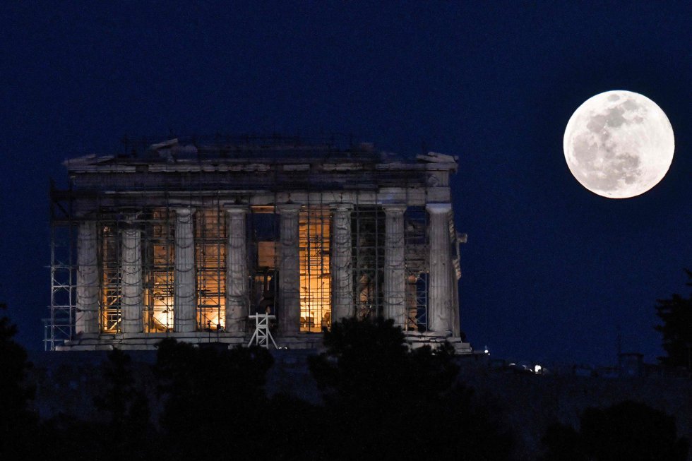 La 'superluna de nieve' es vista junto al templo del PartenÃ³n, en Atenas (Grecia).