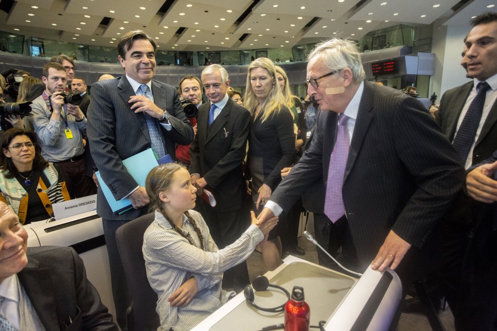 Jean Claude Juncker, presidnete de la Comisón Europea, saluda a la adolescente sueca Greta Thunberg en el Parlamento Europeo, en Bruselas, adonde llevó su atrevido discurso sobre el cambio cimático. Thunberg, de16 años, se ha convertido en una estrella mediática por sus duros reproches a las élites políticas y financieras, a las que acusa del calentamiento global. 