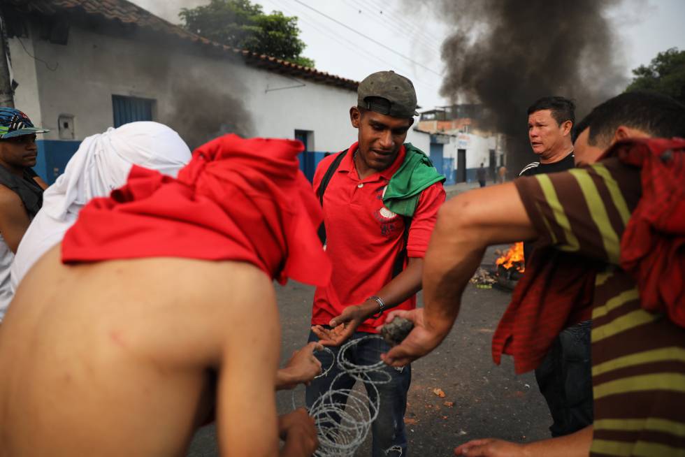 Como consecuencia de los enfrentamientos de este sábado entre los militares y el pueblo venezolano, han resultado varias personas heridas. Hasta el momento no hay un reporte oficial de heridos.