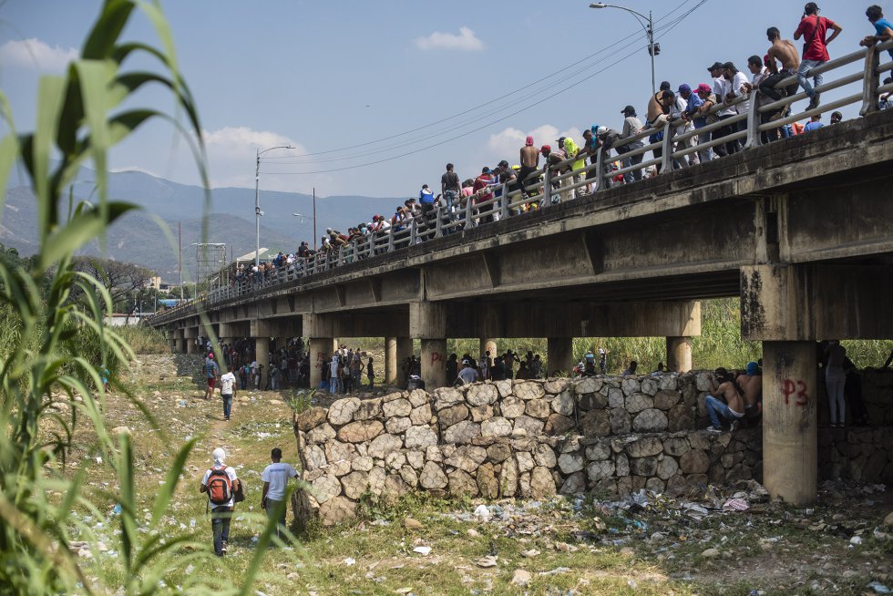 La tensión se ha agravado en los diferentes puntos fronterizos después de que grupos chavistas abrieran fuego contra civiles.