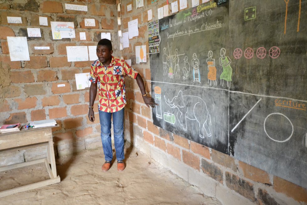 Jacques Ekomane Ekomane, profesor de la escuela infantil de Ndjibot parte de la realidad del pueblo baka para enseñar a sus alumnos.  