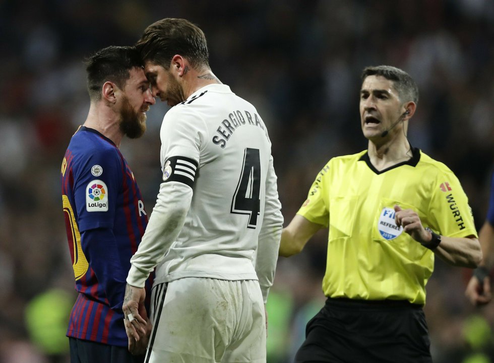 Lionel Messi se encara con Sergio Ramos.