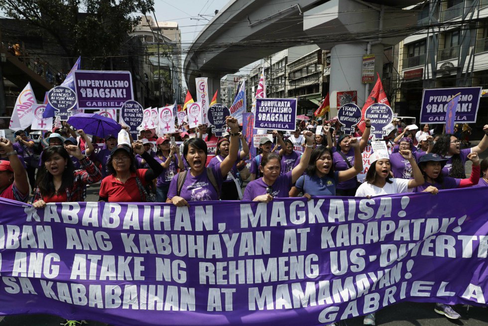 Mujeres filipinas durante una protesta celebrada este jueves con motivo del Día Internacional de la Mujer, en la capital Manila.