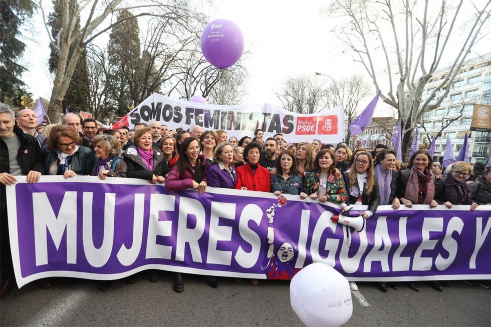 Cabecera de la manifestación de Madrid, a la que han asistido Carmen Calvo, vicepresidenta del Gobierno; Fernando Grande-Marlaska, ministro del Interior; Nadia Calviño, ministra de Economía; Magdalena Valerio, ministra de Trabajo; Reyes Maroto, ministra de Industria; Dolores Delgado, ministra de Justicia, y la ministra de Sanidad Maria Luisa Carcedo.