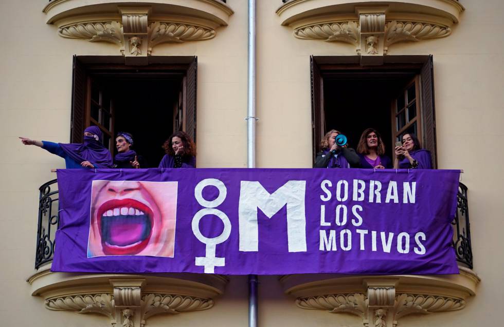 Decenas de mujeres asesinadas en episodios de violencio de género, discriminación laboral y salarial... "Sobran los motivos" para movilizarse por la igualdad, como reza el lema de esta pancarta en una calle de Madrid durante la manifestación del 8M.