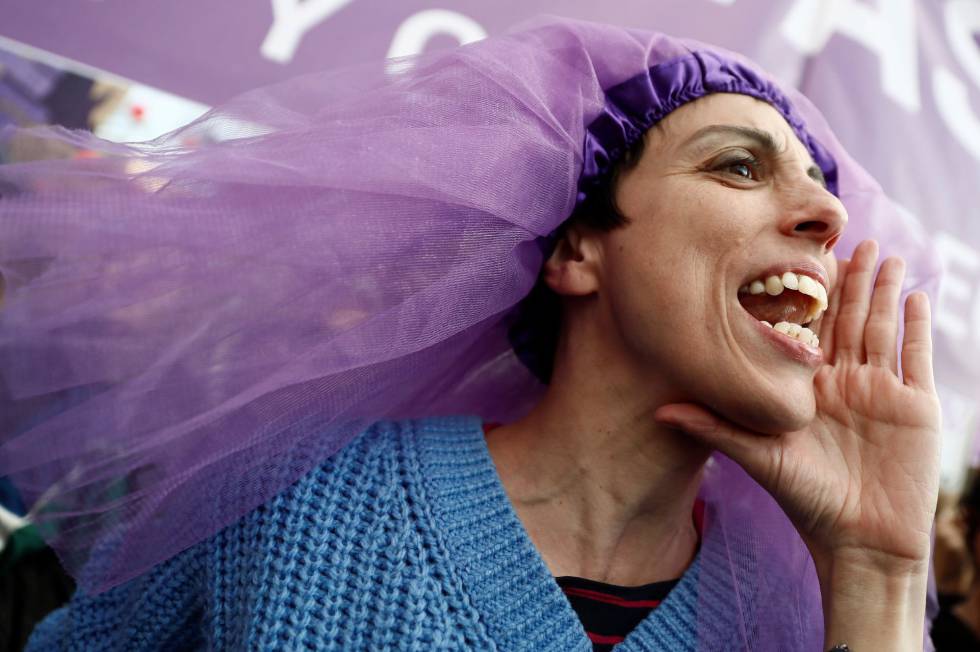 Las celebraciones del 8 de marzo del año pasado marcaron un hito. Millones de mujeres convirtieron España en el epicentro de la protesta feminista con una huelga femenina inédita. Este viernes, dos Gobiernos después y con unas elecciones cercanas en las que la extrema derecha pretende dar marcha atrás a varias de las conquistas logradas a lo largo de muchas décadas de lucha feminista, la movilización vuelve a las calles. En la imagen, una participante en la manifestación de Madrid.