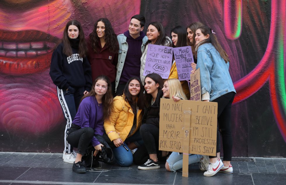 Un grupo de mujeres posa para una foto delante del mural, que se encuentra en la Gran Vía, con las caras de cuatro  activistas que luchan cada día por los derechos de las mujeres en España.