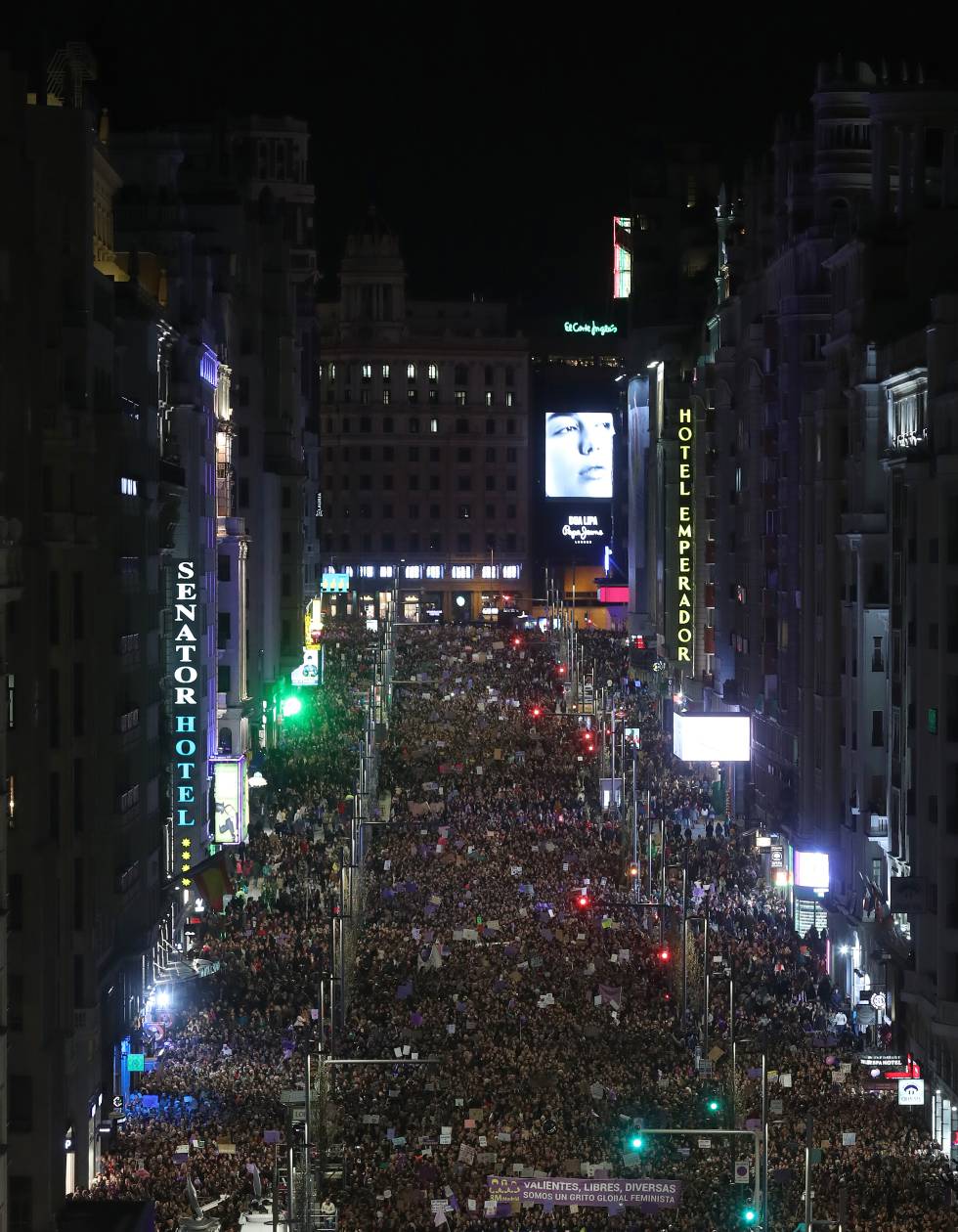 Unas 375.000 personas han acudido esta tarde a la protesta en Madrid, según la Delegación del Gobierno; en Barcelona han ido 200.000 manifestantes, según la Guardia Urbana; y en Sevilla y en Bilbao, 50.000, según fuentes policiales y municipales En la imagen, vista general de la calle Gran Vía durante la marcha del 8-M.