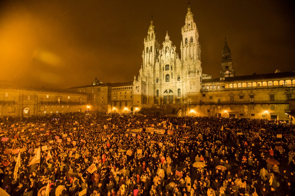 Decenas de miles de gallegos han colapsado esta tarde el centro de las principales ciudades de la Comunidad en sendas manifestaciones en las que han reivindicado la igualdad con motivo del Día Internacional de la Mujer, que ha marcado además la segunda huelga general feminista de la historia de España. En la imagen, vista general de la plaza del Obradoiro de Santiago de Compostela (A Coruña).