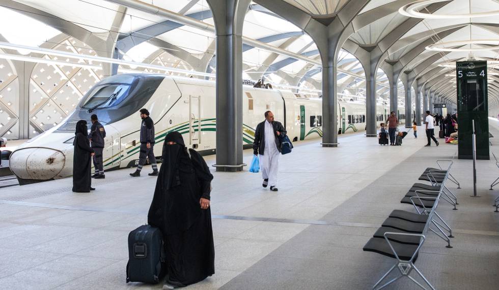 Una mujer arrastra su maleta en la estación de Medina, con el talgo T-350 al fondo. La estación de Medina, obra del arquitecto Norman Foster, como todas las de la línea, es una de las que está terminada.