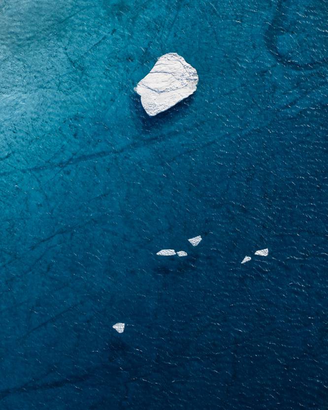Un fragmento de un iceberg flota en un lago de aguas procedentes del deshielo en el Ãrtico.