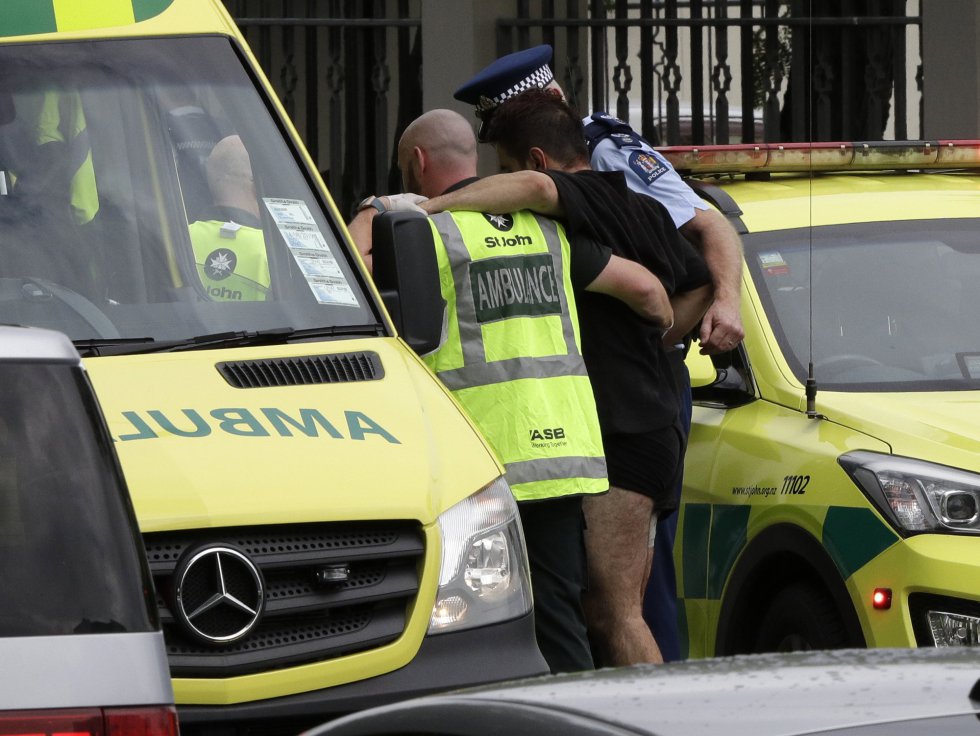 La policía ha detenido a cuatro personas —tres hombres y una mujer—, que guardaban explosivos en sus coches. En la imagen, agentes de la policía trasladan a un herido a un centro hospitalario en Christchurch, Nueva Zelanda.