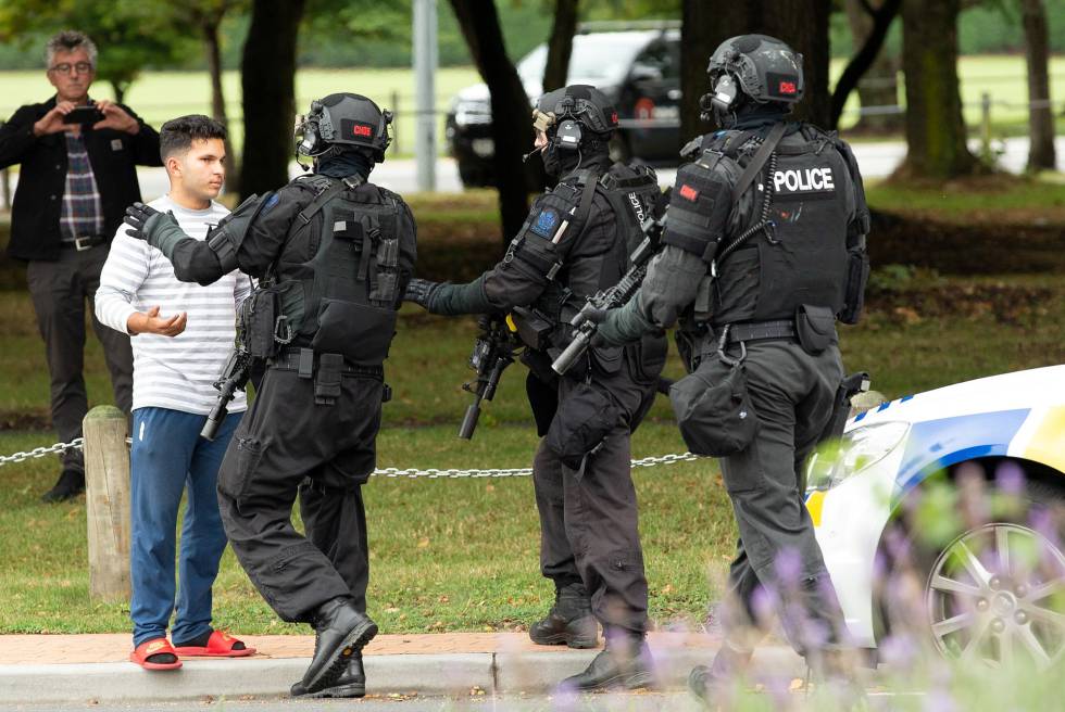 Los colegios y edificios públicos han estado cerrados durante varias horas y la policía también ha pedido que todas las mezquitas se mantengan cerradas y que nadie se acerque a ellas. En la imagen, la policía vigila los accesos a la mezquita de Al Noor en Christchurch, tras el ataque terrorista.