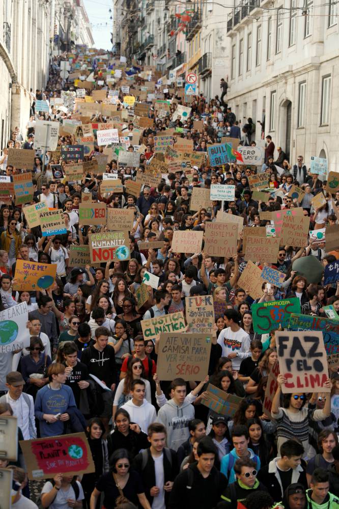 Se trata de un movimiento puesto en marcha en agosto de 2018 por la joven sueca Greta Thunberg, quien decidiÃ³ manifestarse frente al Parlamento de su paÃ­s antes de unos comicios legislativos para exigir acciones contra el cambio climÃ¡tico. En la imagen, vista general de una calle de Lisboa (Portugal) durante la marcha contra el cambio climÃ¡tico.
