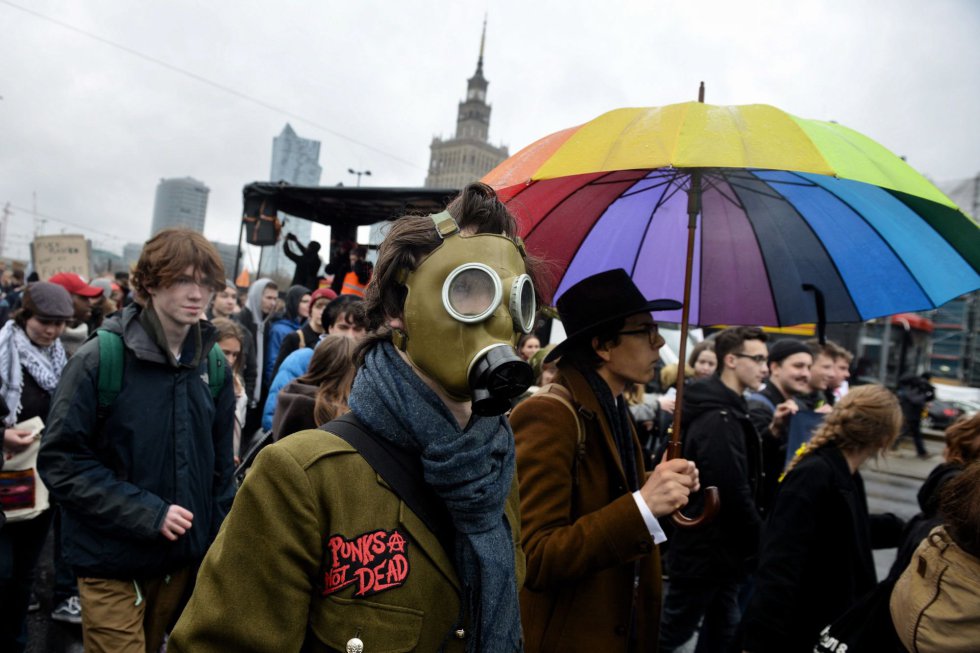 Un joven ataviado con mÃ¡scara antigÃ¡s participa en una marcha en el centro de Varsovia (Polonia).
