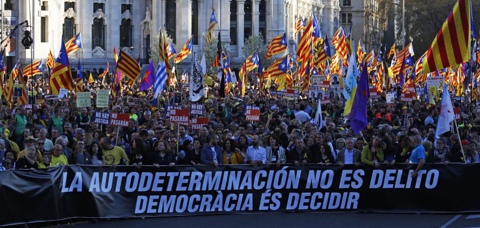 Aspecto que mostraba la cabecera de la manifestaciÃ³n independentista por las calles de Madrid con el lema "AutodeterminaciÃ³n no es delito. Democracia es decidir".