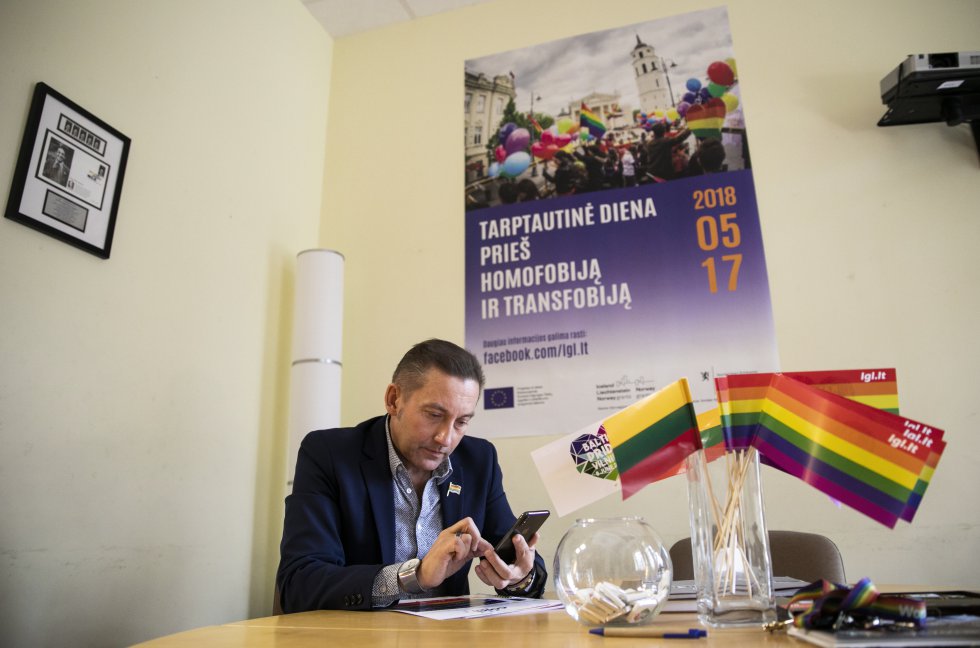 Vladimir Simonko, cofundador de la Liga Gay Lituana (LGL). Simonko es pionero en la lucha de la comunidad LGBTI en la república báltica. Su despecho sufrió en agosto de 2018 un ataque con cóckteles molotov que él atribuye a sentimientos homófobos. En junio de este año, Vilnius acoge por primera vez el Orgullo Gay Báltico, que engloba los movimientos de esta comunidad de Letonia y Estonia.