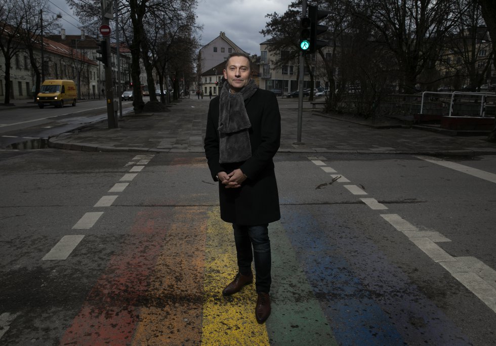 Vladimir Simonko, cofundador de la Lithuanian gay League (LGL), en el paso de cebra arcoíris que pintó con aportaciones de voluntarios. En Lituania no hay simbología gay a la vista y sólo existe un club dedicado a este público en Vilnius, la capital.