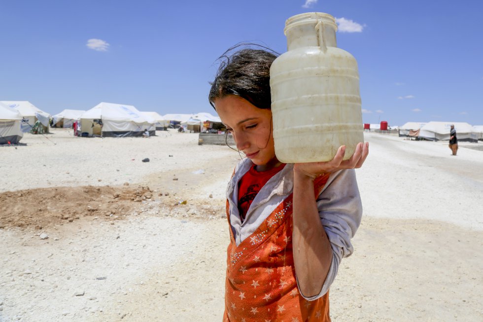 MÃ¡s de ocho aÃ±os de conflicto en Siria han sometido la poblaciÃ³n a largas y a veces deliberadas interrupciones del aprovisionamiento de agua. Horriya, de 12 aÃ±os, transporta un bidÃ³n de agua en el campo de desplazados internos de Ain Issa, 50 kilÃ³metros al norte de Raqqa. Desde noviembre de 2016, mÃ¡s de 100.000 personas han abandonado sus hogares como consecuencia de la violencia y viven en refugios temporÃ¡neos con limitado acceso a los servicios de agua y saneamiento.