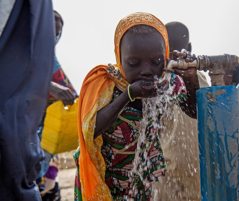 Aisa vive en el campo de Bakassi, en Maiduguri (Nigeria), donde cuatro perforaciones que se alimentan con energÃ­a solar abastecen de agua a 21.000 personas desplazadas. La crisis humanitaria que azota al noreste del paÃ­s ha causado el desplazamiento de 1,8 millones de personas. El aÃ±o pasado, un brote de cÃ³lera se cobrÃ³ 200 vidas en los estados de Adamawa, Borno y Yobe. Se estima que este aÃ±o alrededor de 368.000 niÃ±os estarÃ¡n en riesgo de padecer malnutriciÃ³n severa aguda.