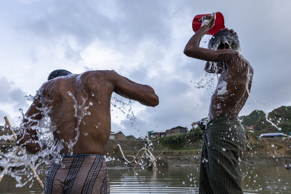  Al cierre de 2018, BangladÃ©s acogÃ­a a casi 730.000 nuevos refugiados rohinyÃ¡ que huÃ­an de la persecuciÃ³n y la violencia desde el vecino Myanmar. MÃ¡s de la mitad de ellos eran niÃ±os. El alcance y la complejidad de la crisis humanitaria obstaculizan la gestiÃ³n de lodos fecales y la promociÃ³n de la higiene. A pesar de las dificultades, la labor humanitaria logrÃ³ evitar brotes importantes de enfermedades transmitidas por el agua y estabilizar las tasas de diarrea durante la temporada de monzones, cuando el peligro de contraer alguna dolencia es mÃ¡s alto. Colocar las letrinas por encima del nivel de inundaciÃ³n fue una de las herramientas utilizadas para eludir este riesgo.   En la imagen, algunos jÃ³venes se baÃ±an en el campo de refugiados de Nayapara, en Coxâs Bazar. 