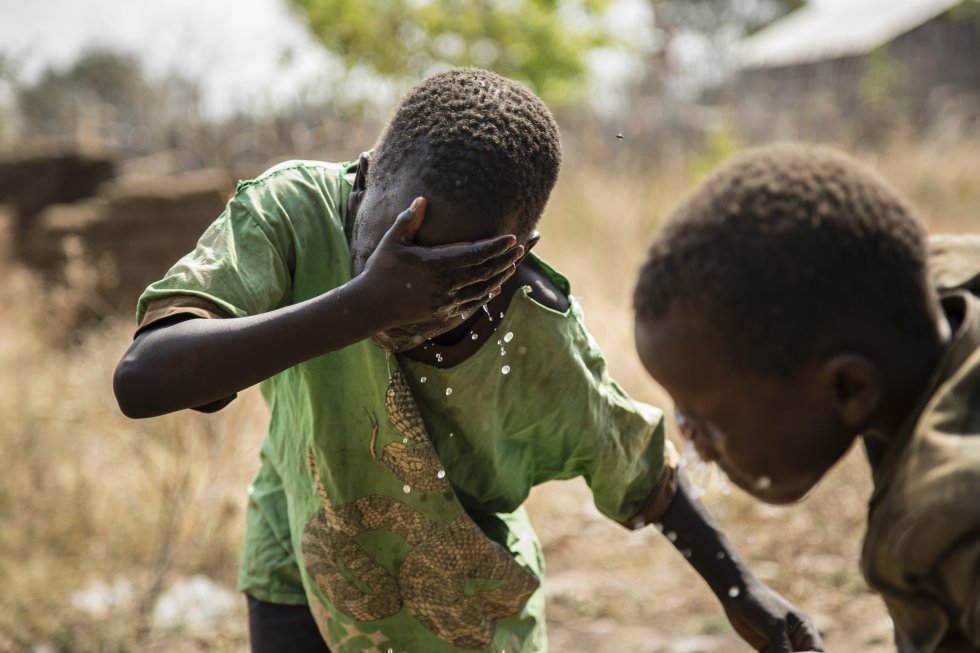 Los menores de 15 aÃ±os que viven en paÃ­ses afectados por conflictos prolongados tienen de media casi tres veces mÃ¡s probabilidades de morir como consecuencia de enfermedades diarreicas causadas por la falta de agua potable, saneamiento e higiene que por la violencia directa. La denuncia llega desde un nuevo informe de Unicef, publicado este viernes con ocasiÃ³n del DÃ­a Mundial del Agua. âAgua bajo el fuegoâ analiza las tasas de mortalidad en 16 paÃ­ses de todo el mundo. 