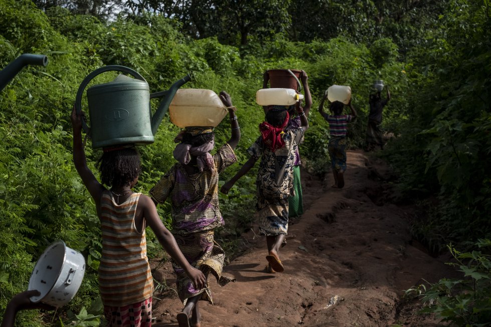 La falta de acceso a servicios de agua, saneamiento e higiene enfrenta la infancia al riesgo de sufrir desnutriciÃ³n y enfermedades prevenibles como diarrea, fiebre tifoidea, cÃ³lera y polio. Las niÃ±as estÃ¡n, ademÃ¡s, expuestas a la violencia sexual mientras van a buscar agua o cuando salen a utilizar las letrinas. Las dificultades para la gestiÃ³n de la higiene menstrual y la falta de infraestructuras adecuadas las obligan a dejar de frecuentar la escuela durante unos dÃ­as al mes. Estos riesgos se incrementan durante los conflictos, debido a los ataques a infraestructura y al daÃ±o infligido al personal responsable de gestionar estos servicios. 