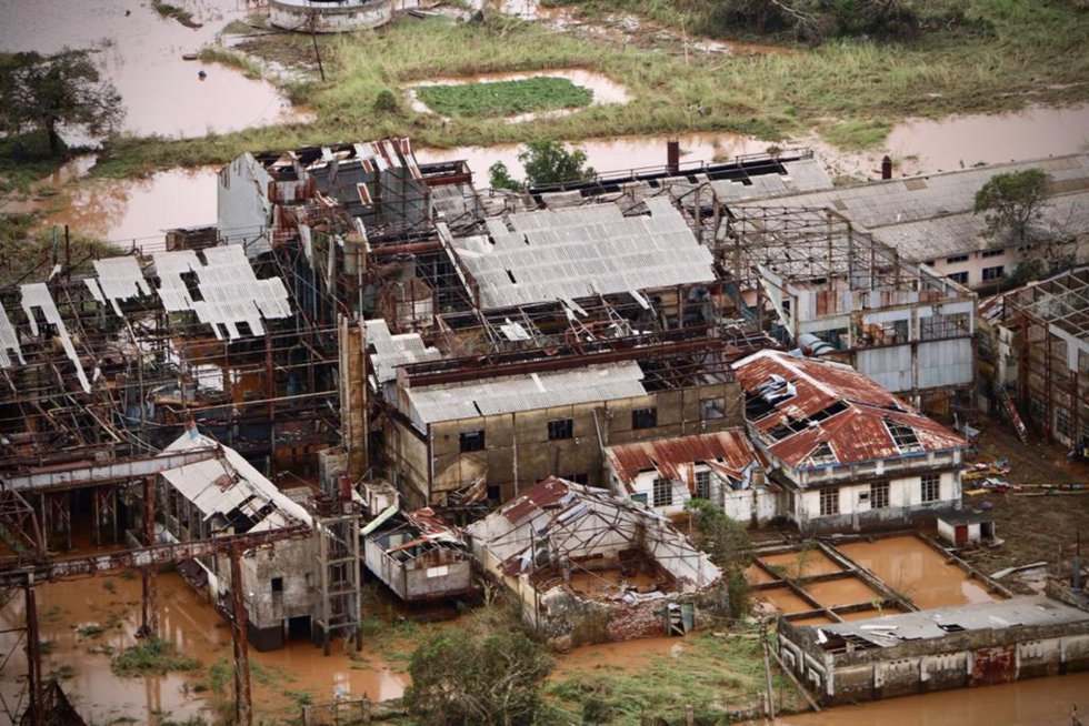 Idai tocó tierra en Beira el pasado jueves y siguió avanzando el viernes hacia el interior hasta llegar a la parte occidental de Zimbabue, donde también ha causado innumerables daños y centenares de fallecidos. En la imagen, fábrica inundada en Buzi (Mozambique), el 20 de marzo de 2019.
