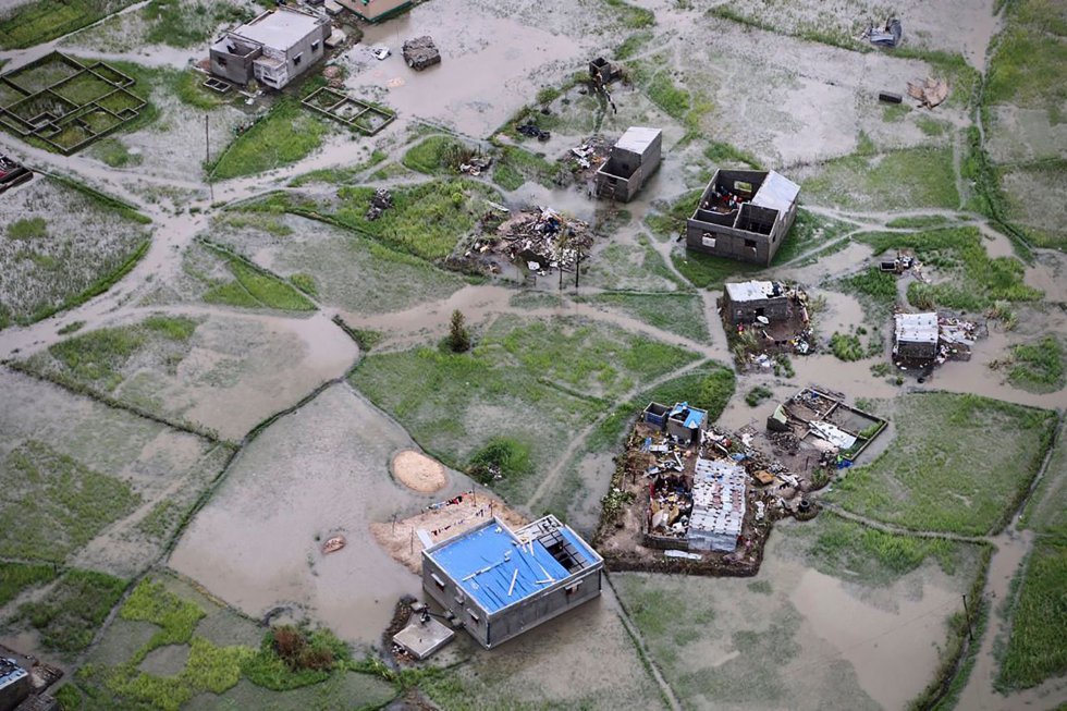 El Banco Mundial anunció una ayuda de 90 millones de dólares para las víctimas del desastre del centro de Mozambique, y la Unión Africana (UA) envió 350.000 dólares a estos dos países afectados y Malaui, que sufrió las lluvias e inundaciones previas a la formación del ciclón. En la imagen, zona inundada en los alrededores de la ciudad de Beira (Mozambique), el 20 de marzo de 2019.