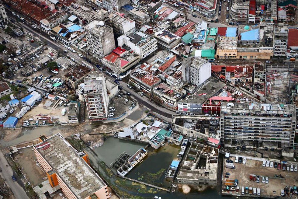Muchas personas esperan aún en los tejados de sus casas y en las copas de los árboles a que llegue ayuda, ya que el agua sigue invadiendo gran parte de las zonas afectadas por el ciclón. En la imagen, la ciudad de Beira (Mozambique) tras el paso del ciclón Idai, el 20 de marzo de 2019.
