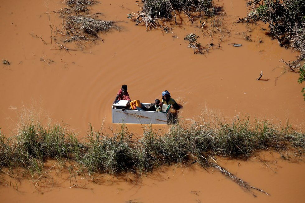 Un grupo de personas flotan sobre una nevera por las inundaciones provocadas por el paso del ciclÃ³n Idai, en BÃºzi (Mozambique).