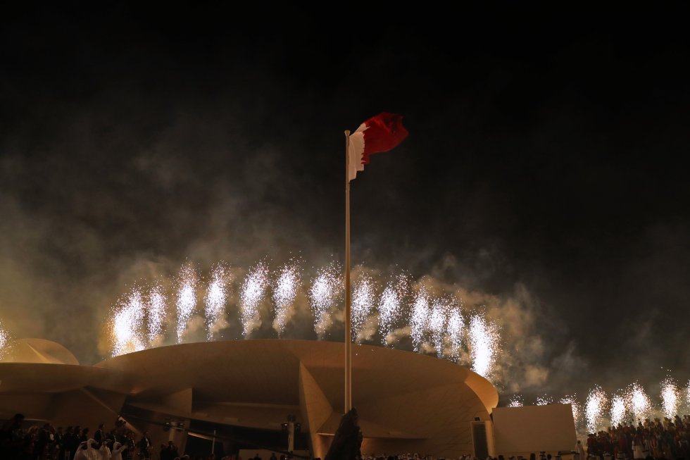 O projeto de Jean Nouvel é, nas palavras do arquiteto, a materialização do que o Catar é: "Um lugar de encontro entre o mar e o deserto". Na imagem, algumas chamas são acesas durante a celebração da festa inaugural.
