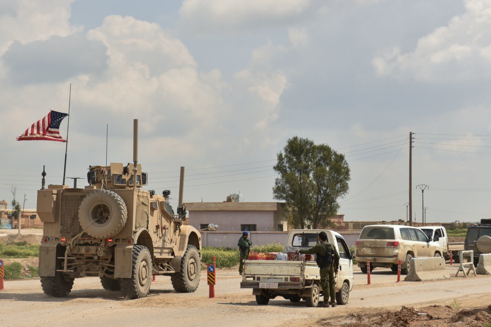 Un convoy de fuerzas estadounidenses a su paso por un control de las Fuerzas Democráticas Sirias en la localidad de Al Shadady, noreste de Siria.