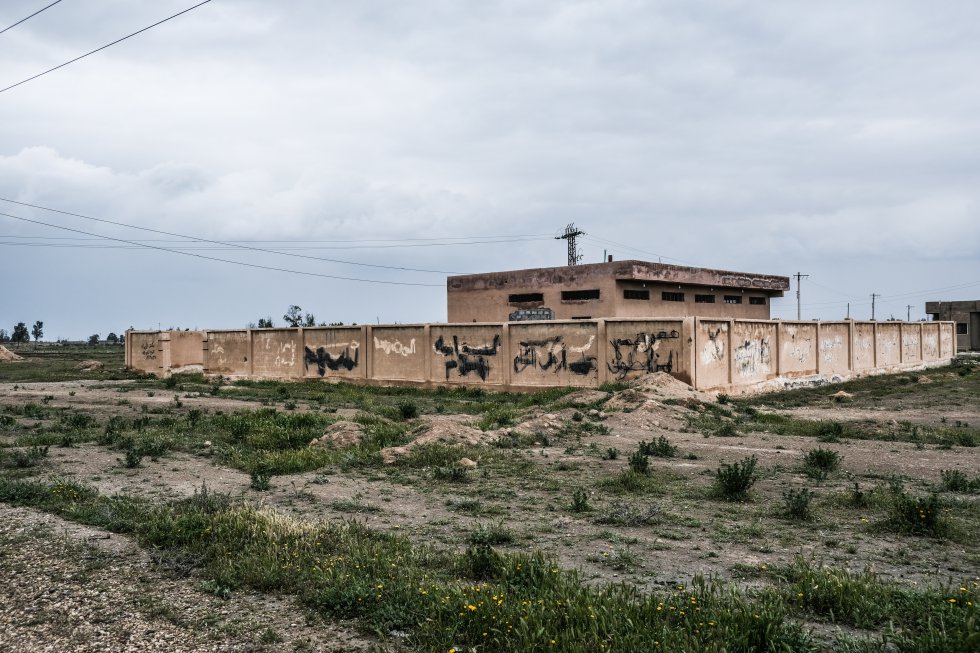 Las pintadas del califato siguen frescas en los muros, "Soldados del Levante-Batallón de los hijos del Islam", en un cuartel del ISIS abandonado en el este de Siria.