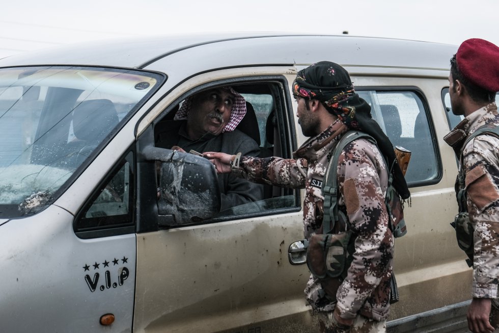 Milicianos de las Fuerzas Democráticas Sirias en un control en la localidad de Marqadah, al este de Siria.