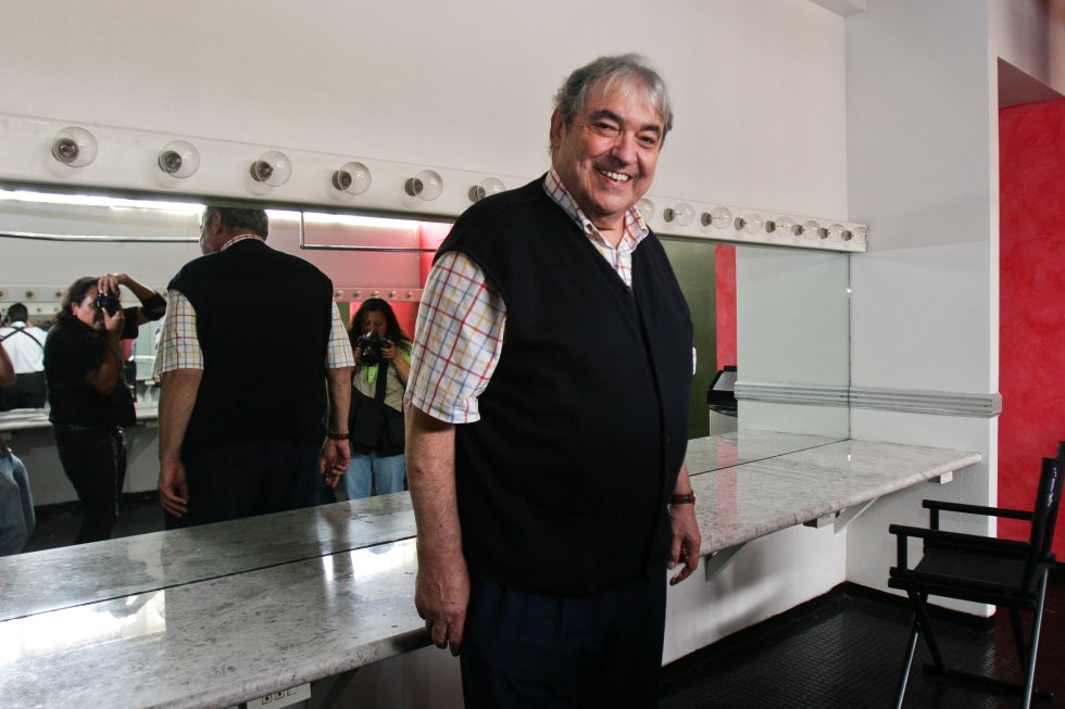 El cantante argentino Alberto Cortez posa en los camerinos antes de la rueda de prensa en el Auditorio Nacional de Ciudad de México, en noviembre de 2009.
