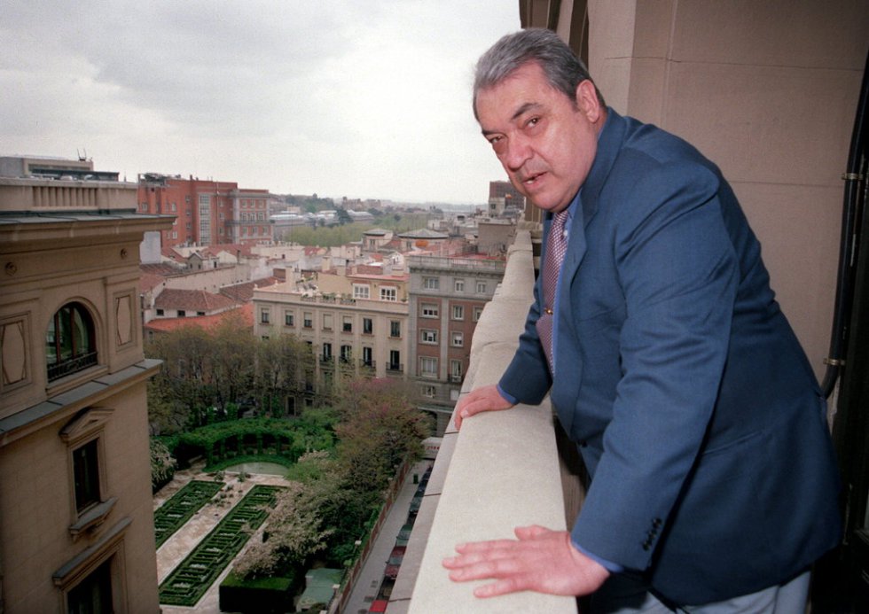 Fue gran amigo del cantautor Facundo Cabral, con quien se presentaba en cantando temas como 'No soy de aquà ni soy de allá' y 'Cuando un amigo se va, dedicada a su padre'. También compartió escenarios con MarÃa Dolores Pradera, fallecida en mayo del año pasado, y participó en numerosos programas en Televisión Española a partir de los setenta. En la imagen, Alberto Cortez posa antes de la presentación de su gira '40 años de CortezÃas', en Madrid, en marzo del 2000.