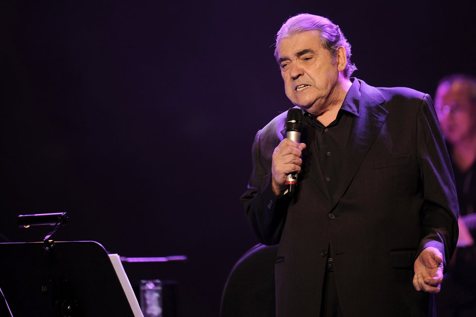 Alberto Cortez interpretando una de sus canciones en el Teatro de la ciudad Esperanza Iris, en Ciudad de México, en 2011.