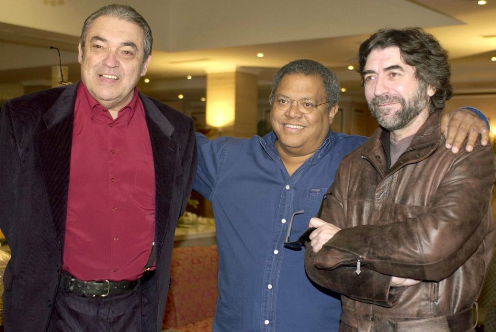 El cantautor cubano Pablo Milanés (centro), acompañado de JoaquÃn Sabina (derecha) y Alberto Cortez (izquierda), con quienes colaboró para la grabación de su último disco 'Pablo querido', en 2002.