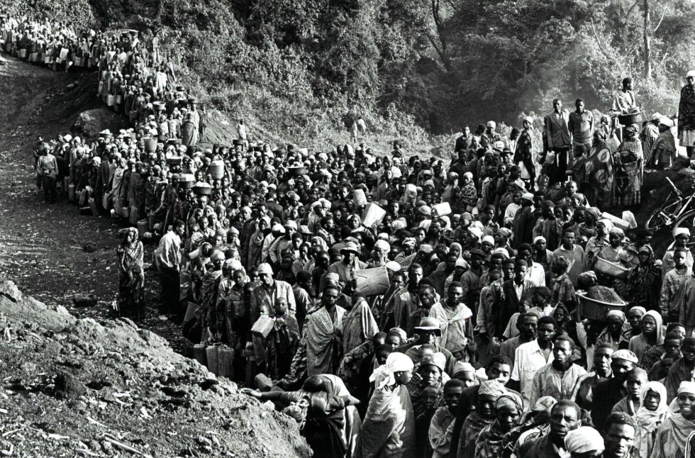 Em julho de 1994, entre 600.000 e um milhão de refugiados ruandeses chegaram às regiões de Goma e Bukavu, na região de Kivu, no leste do então Zaire (atual República Democrática do Congo). Em Goma, os refugiados se dividem principalmente em três acampamentos: Kibumba, Katale e Mugumga. Com calor, falta de água e alimentos e o surgimento simultâneo de uma epidemia de cólera e disenteria, dezenas de milhares de refugiados encontraram a morte.