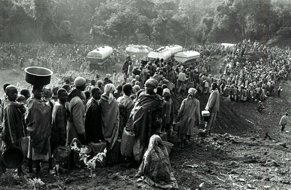 Antes foram os tutsis que fugiam da morte, e agora são os hutus. Milhares de pessoas escapavam do avanço da Frente Patriótica Ruandesa (FPR), de maioria tutsi, rumo à cidade congolesa de Goma, a oeste de Ruanda. 350.000 refugiados chegaram naqueles dias à cidade.