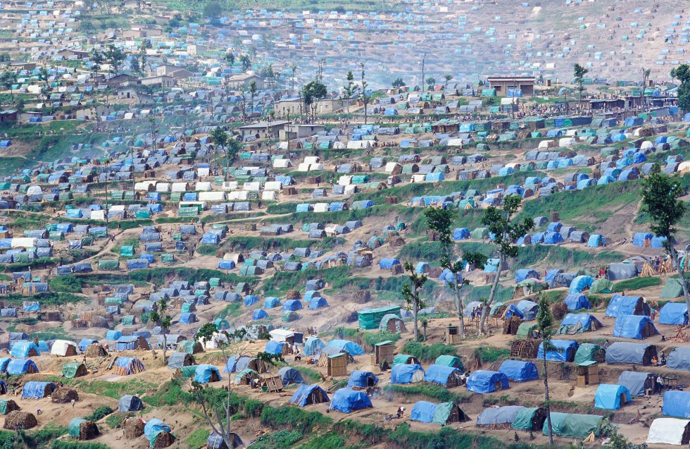 Desde outubro de 1994 ficou claro que a vontade do Governo de Ruanda era fechar os campos de refugiados internos, porque representavam uma ameaça de desestabilização. Em janeiro de 1995, os únicos acampamentos que restavam eram aqueles ao sul da cidade de Gikongoro. Em abril de 1995, o Governo decidiu desativar às pressas os últimos acampamentos de refugiados internos. Os de Kibeho (110.000 refugiados em abril de 1995), Kamana (25.000), Ndago (40.000) e Munini (25.000) foram cercados pelo Exército durante a noite de 18 para 19 de abril. Houve pânico em Kibeho, cenário de um massacre no dia 22.