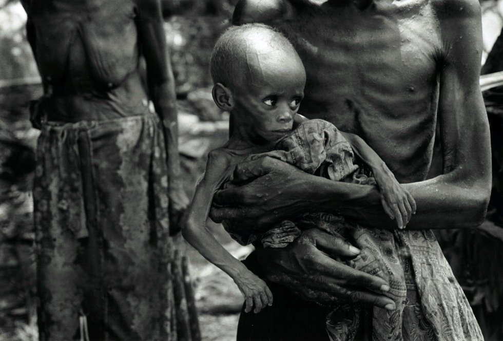 Dezembro de 1996. No povoado de Biaro, a Cruz Vermelha do Zaire (trazida pelos rebeldes de Kabila, que querem garantir que os corpos sejam enterrados o mais rápido possível, por medo de uma epidemia de tifo) faz a contagem de todos os órfãos: mais de mil crianças. Elas são alinhadas ao longo da ferrovia. São filhos de refugiados hutus.
