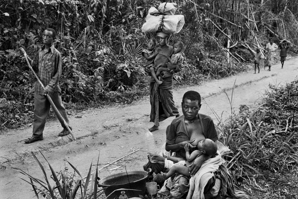 Os refugiados ruandeses chegam esgotados aos arredores da aldeia de Kisesa, na região de Kisangani, no antigo Zaire, em 1997.